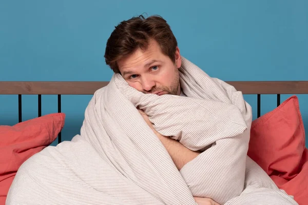 Joven Hombre Triste Dormitorio Cama Escondido Manta Grabado Estudio Guy —  Fotos de Stock