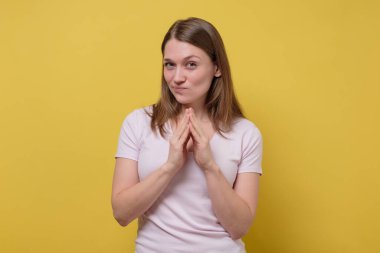 Neşeli kurnaz kadın düşüncesi. Mutlu düşünceli kadın hafta sonunu planlıyor. Olumlu duygu. Sarı duvardaki portreyi kapat.