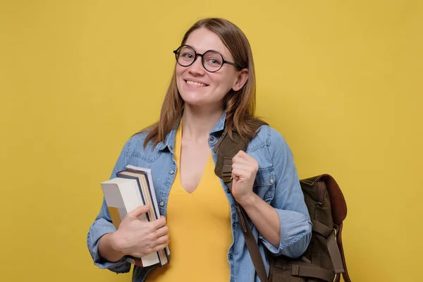 Jovem Mulher Feliz Com Mochila Óculos Segurando Vários Livros Isolados — Fotografia de Stock