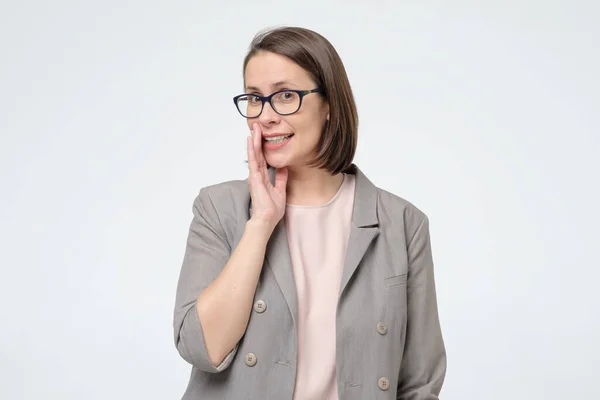 Mujer Caucásica Madura Gafas Traje Formal Que Cubre Polilla Con — Foto de Stock