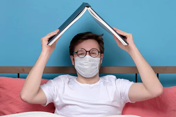 Gözlüklü Tıbbi Maskeli Beyaz Bir Adam Yatak Odasında Yalnız Başına — Stok fotoğraf