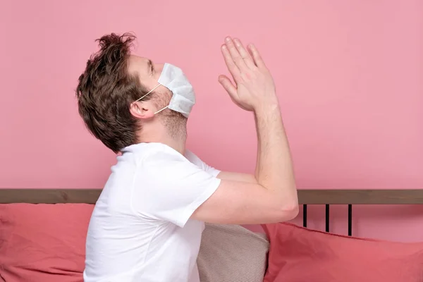 Blanke Man Met Een Medisch Masker Die Handen Bij Elkaar — Stockfoto