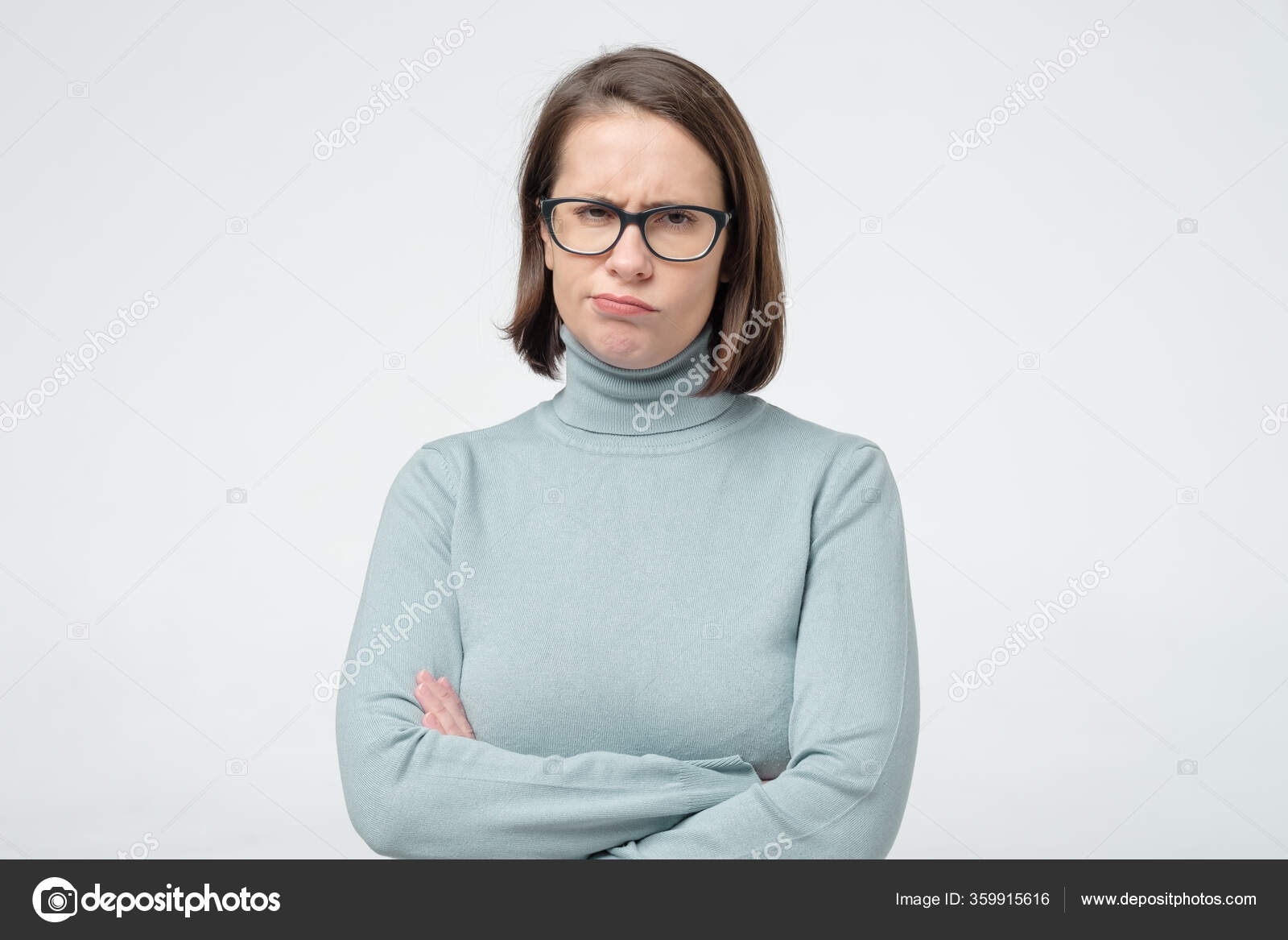 Mujer Caminando Al Aire Libre En Un Día Ventoso. Foto En Blanco Y Negro  Imagen de archivo - Imagen de despreocupado, vaqueros: 244071409, image size:1600x1167
