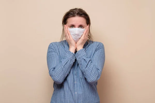 Mujer Joven Estresada Máscara Médica Sintiéndose Estresada Debido Pandemia Coronavirus —  Fotos de Stock