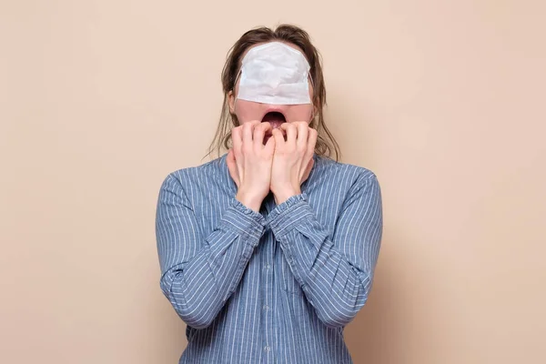 Blanke Jonge Vrouw Bedekt Haar Ogen Met Medische Maskers Die — Stockfoto