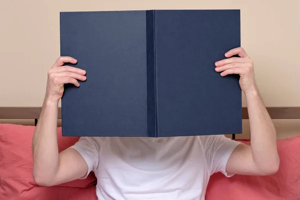 Читать Захватывающую Книгу Сидя Дома Кровати Аноним Человек Читающий Книгу — стоковое фото