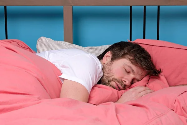 Молодий білий зрілий чоловік спить у ліжку . — стокове фото