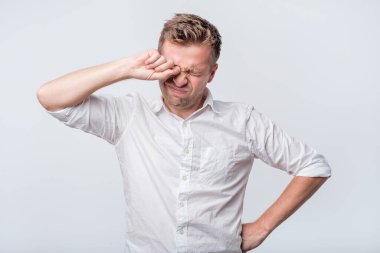 Sakallı ve bıyıklı genç yakışıklı adam gözünü tırmalıyor.