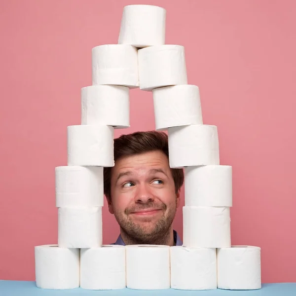 Emocionado hombre caucásico feliz sosteniendo una pila de papel higiénico mostrando el pulgar hacia arriba —  Fotos de Stock