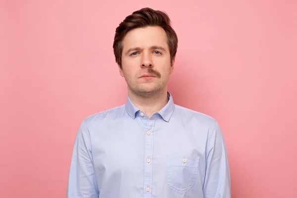 Retrato de um homem com meio bigode depois de fazer a barba na parede rosa — Fotografia de Stock