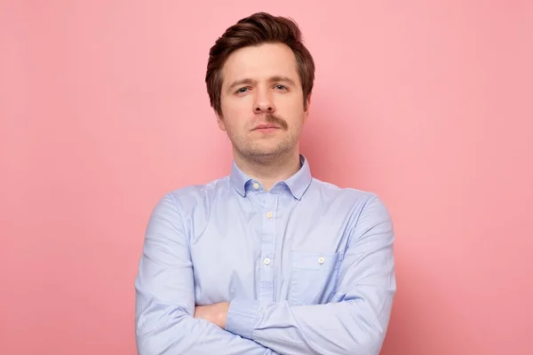 Retrato de un hombre con medio bigote después de afeitarse en la pared rosa — Foto de Stock