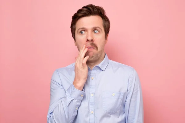 Retrato de um homem com meio bigode depois de fazer a barba na parede rosa — Fotografia de Stock