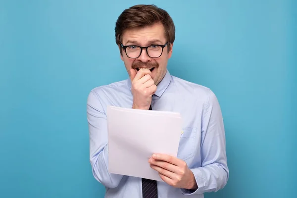 Man in funny glasses holding his speech at hands reading being afraid — Stock Photo, Image