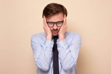 Baş dönmesi olan genç bir adam. Baş dönmesi çeken genç bir iş arkadaşı..