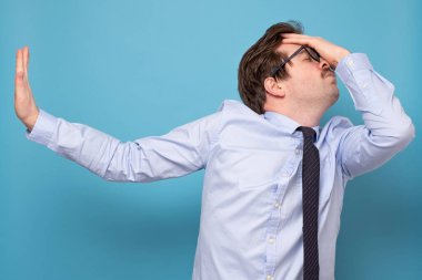 Kravatlı ve mavi gömlekli beyaz adam konuşmayı reddediyor.