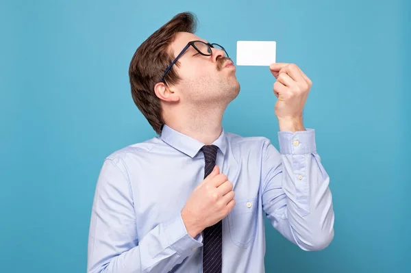 Young caucasian man holding credit card kissing it — Stock Photo, Image