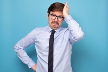 Mutsuz, üzgün, bıyıklı, üzgün, Avrupalı bir menajer.