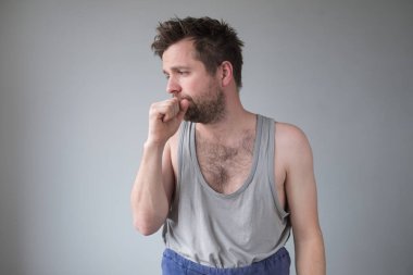 Soğuk algınlığı yüzünden öksüren olgun bir beyefendi..