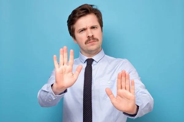 Homem com bigode afastando mãos palmas mostrando recusa e negação gesto — Fotografia de Stock