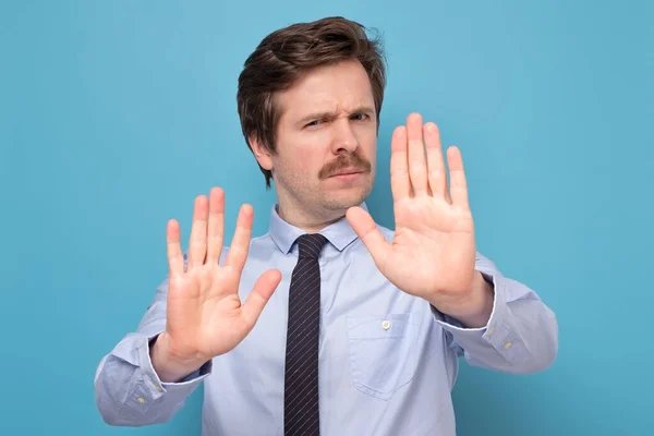 Homem com bigode afastando mãos palmas mostrando recusa e negação gesto — Fotografia de Stock