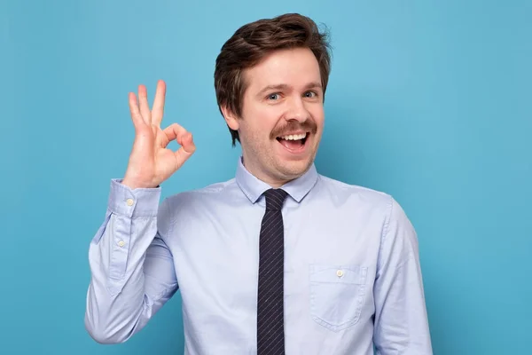 Señal Que Está Bien Joven Alegre Con Camisa Corbata Aprobando — Foto de Stock