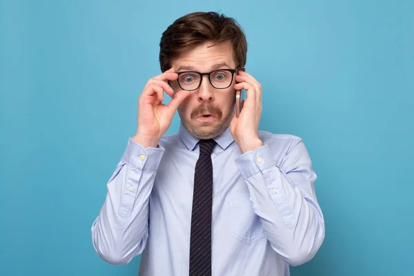 Caucasian funny man with glasses having a stressful conversation with his boss. — Stock Photo, Image