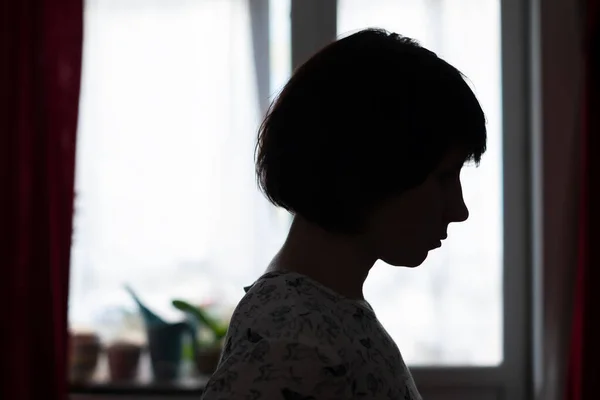 Eenzame droevige vrouw silhouet in diepe gedachten gevoel depressief van het zijn alleen — Stockfoto