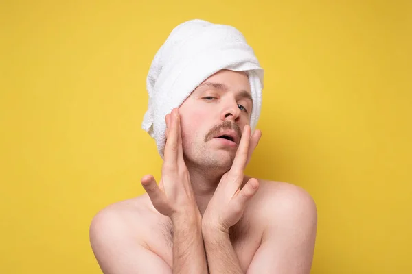 Mann verschönern Herstellung Gesichtsmassage für bessere männliche Macho-Aussehen — Stockfoto