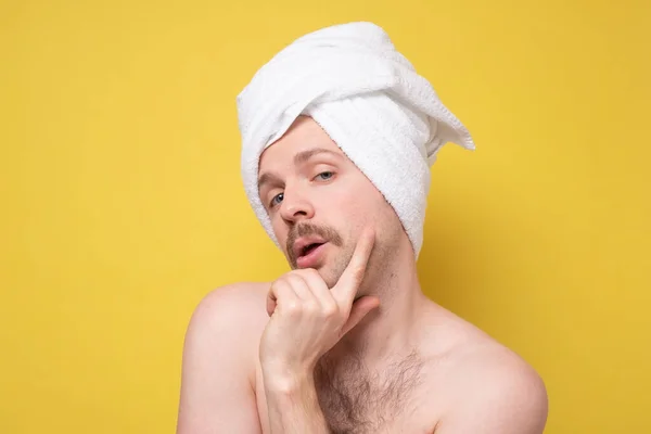 Hombre embellecer haciendo masaje facial para una mejor apariencia macho masculino —  Fotos de Stock