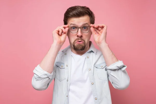 Incroyable caucasien jeune homme regardant caméra à travers des lunettes — Photo