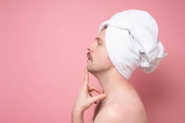 Uomo abbellire facendo massaggio viso per una migliore apparenza macho maschile — Foto Stock