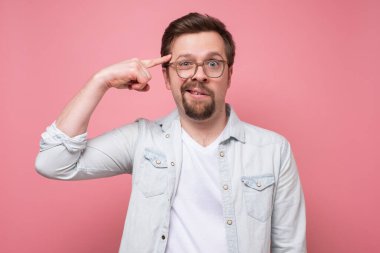 Kafası karışmış adamın ilginç bir ifadesi vardır. Karantinada nasıl zaman geçireceğini planlar.