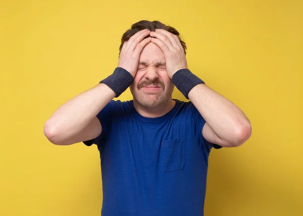 Jeune Homme Épuisé Fatigué Saisit Tête Fatigue Stress Est Émotionnellement — Photo