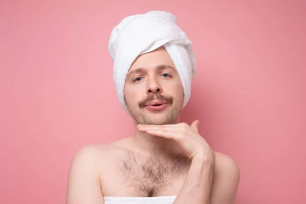 Ziemlich Attraktiver Mann Verschönern Machen Gesichtsmassage Für Eine Bessere Männliche — Stockfoto