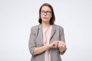 Nabzını kontrol eden bir kadın taşikardi yüzünden endişeli..