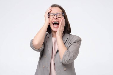 Kızgın deli kadın panik atak geçirip bağırıyor..