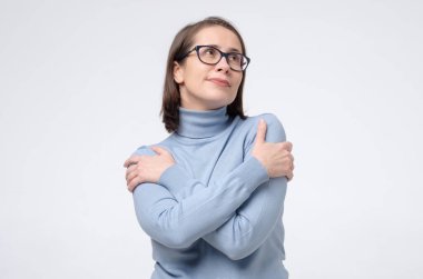 Kafkasyalı gözlüklü kadın kendine güveniyor..