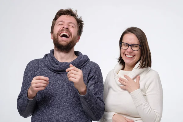 Heureux couple caucasien mature homme et femme riant ayant une humeur positive . — Photo
