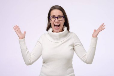 Muhteşem beyaz görünümlü, şaşkın bir kadın heyecanlanıyor..