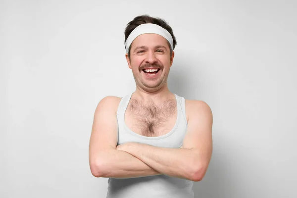 Hombre divertido atleta retro con bigote sonriendo mirando a la cámara . — Foto de Stock