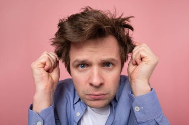 Kafkas saçlı, şüpheli ve tatminsiz görünen bir adam karantinada. Acilen bir kuaföre ihtiyacım var