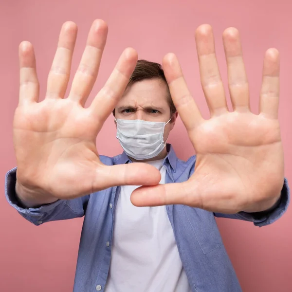 Hombre Con Máscara Médica Haciendo Señal Stop Mantenga Distancia Social —  Fotos de Stock