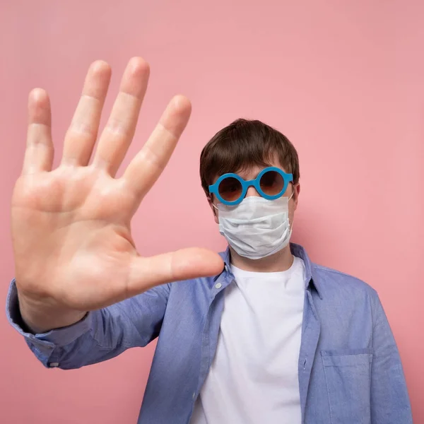Hombre Con Máscara Médica Haciendo Señal Stop Mantenga Distancia Social —  Fotos de Stock