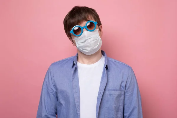 Joven Hombre Caucásico Gafas Verano Con Una Máscara Protectora Aislada —  Fotos de Stock