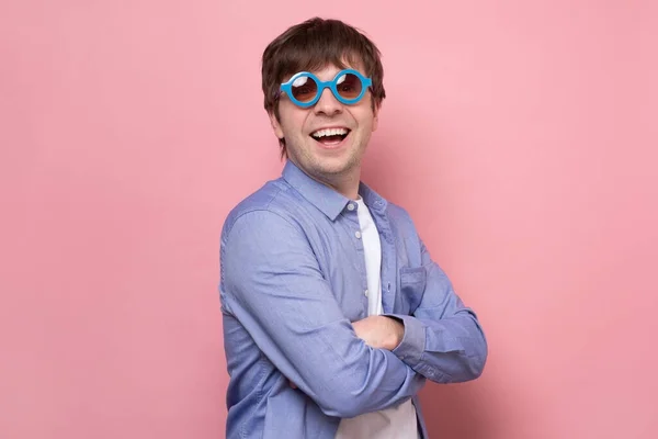 Lächelnder Mann Mit Sonnenbrille Posiert Studio Und Blickt Vor Rosa — Stockfoto