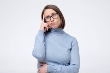 Kameraya bakan genç bir kadının kafası karışıyor. Nerede yiyecek ya da iş bulacağım. Stüdyo çekimi