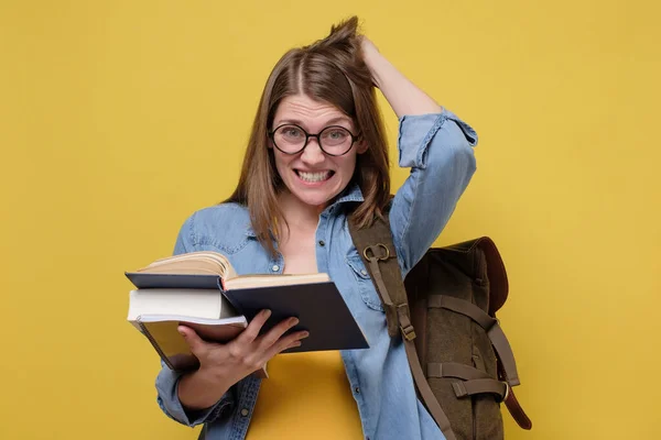 Estudante Confusa Com Monte Livros Esfregando Cabeça Perturbada Com Exame — Fotografia de Stock
