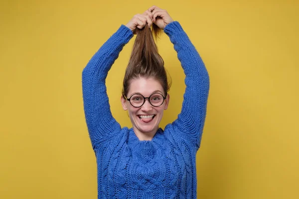 Приваблива Біла Жінка Тримається Волосся Така Щаслива Смішна Ізольовані Жовтому — стокове фото