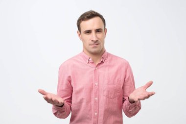 İş adamı sunum sırasında konuşuyor ve el hareketleriyle ortağını projesine katılmaya ikna etmeye çalışıyor. Stüdyo çekimi