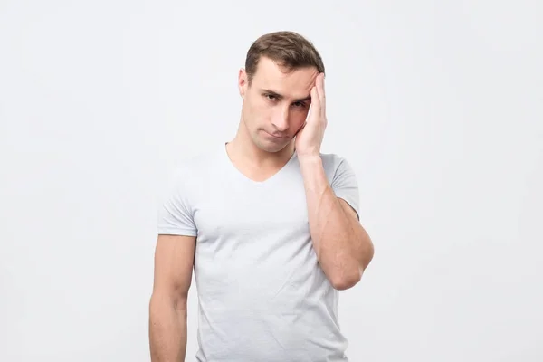 Kafkasyalı Genç Adamın Başı Ağrıyor Stüdyo Resmi Beyaz Duvarda Negatif — Stok fotoğraf
